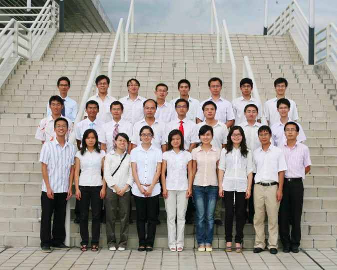 广东工业大学环境学院09届研究生毕业照，第二排右起第二位就是凌云。