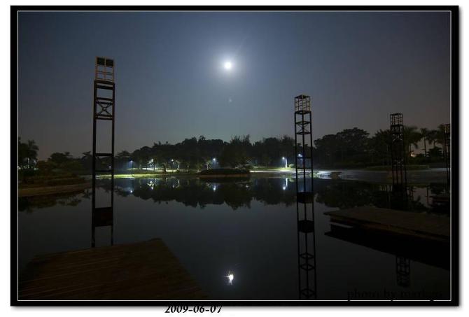 人工湖畔冷清的月光