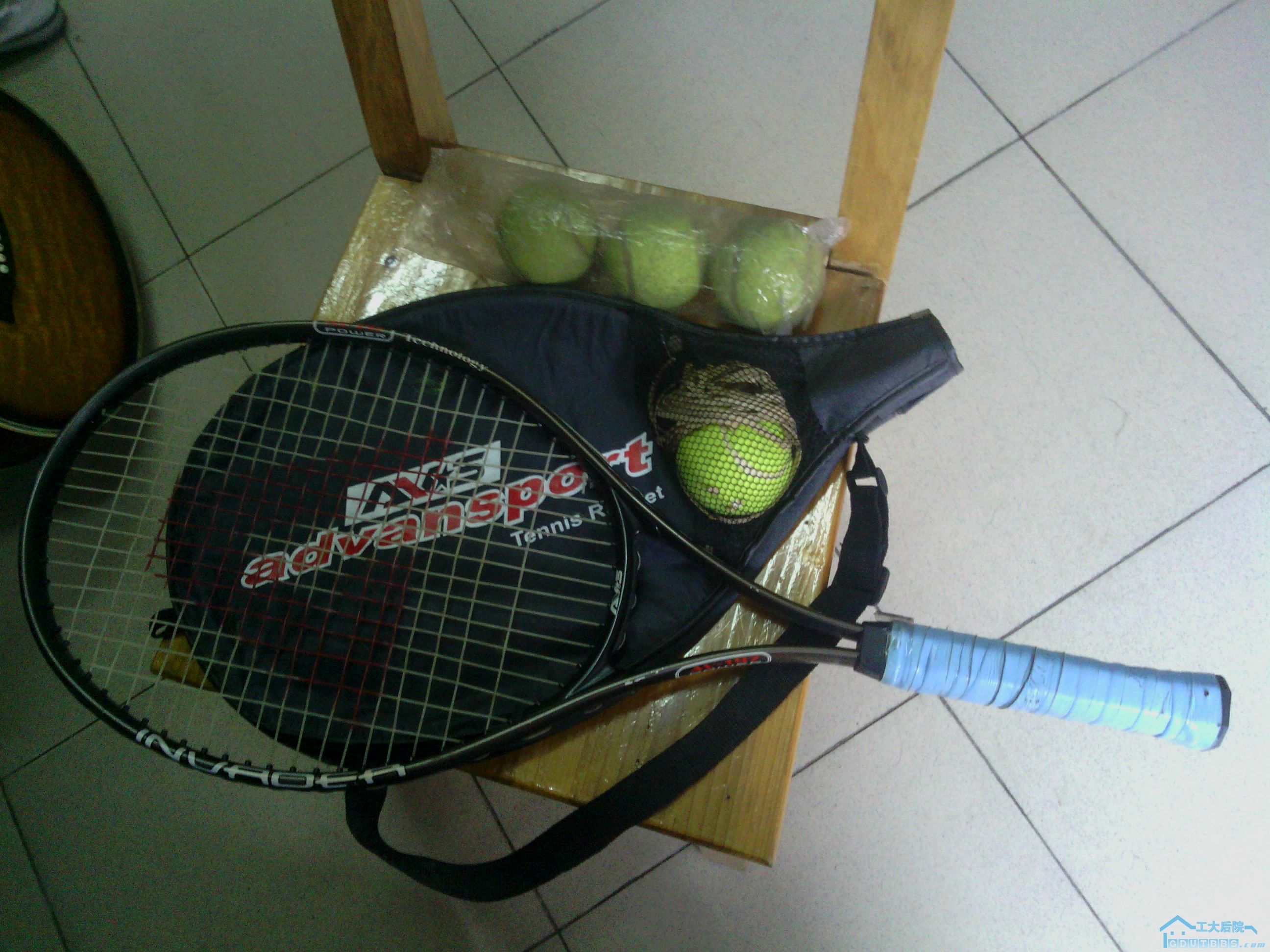 网球拍带4个球