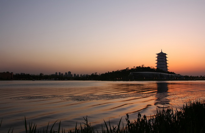 傍晚，微风吹皱了水面，长安塔倒影在水中，一股浓郁的历史沧桑感油然而生。  作者  孟.jpg