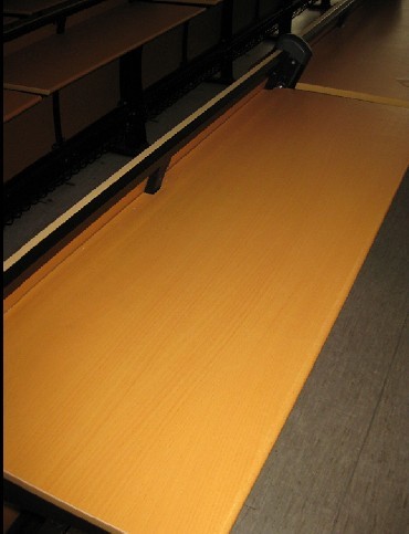 那么多年，几乎没有瑕疵的课桌。