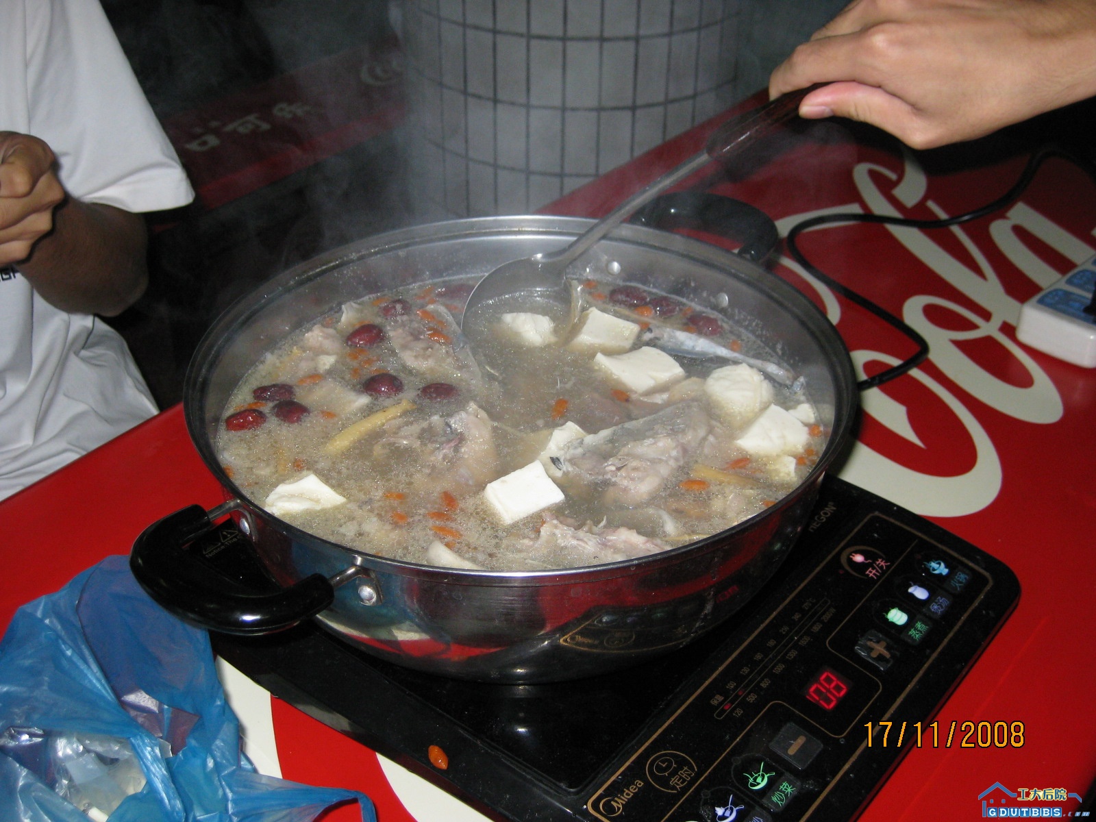煲汤…… 广东人擅长煲汤，我也喜欢上喝汤了
