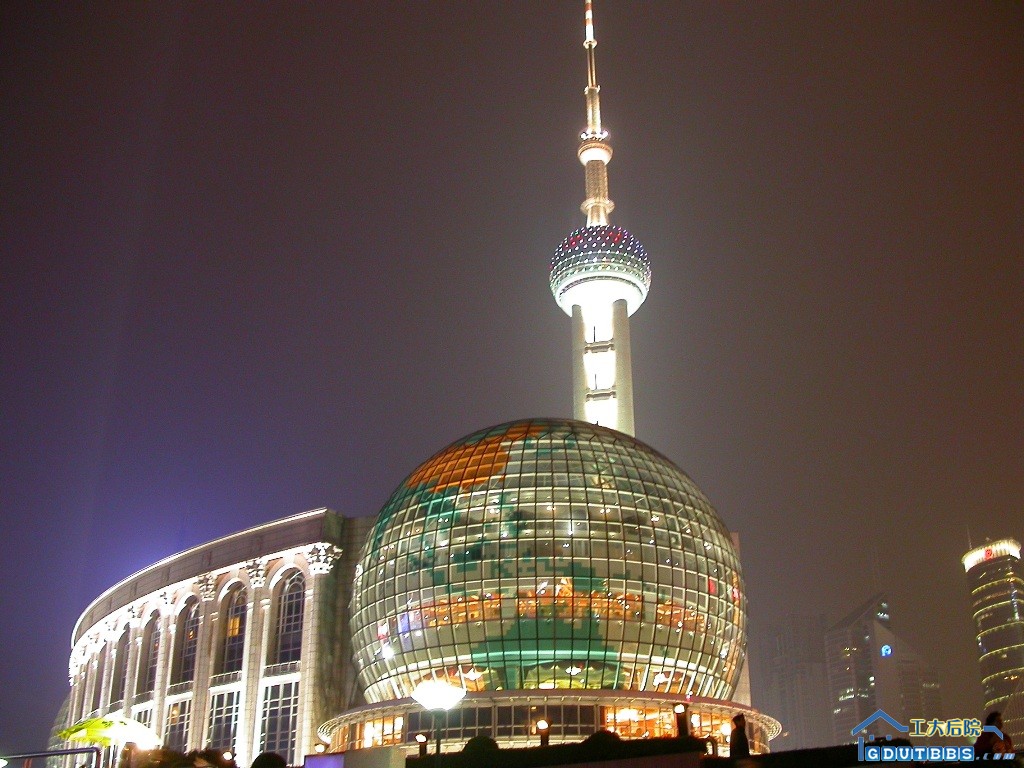夜幕下的东方明珠电视塔和上海展览馆.jpg