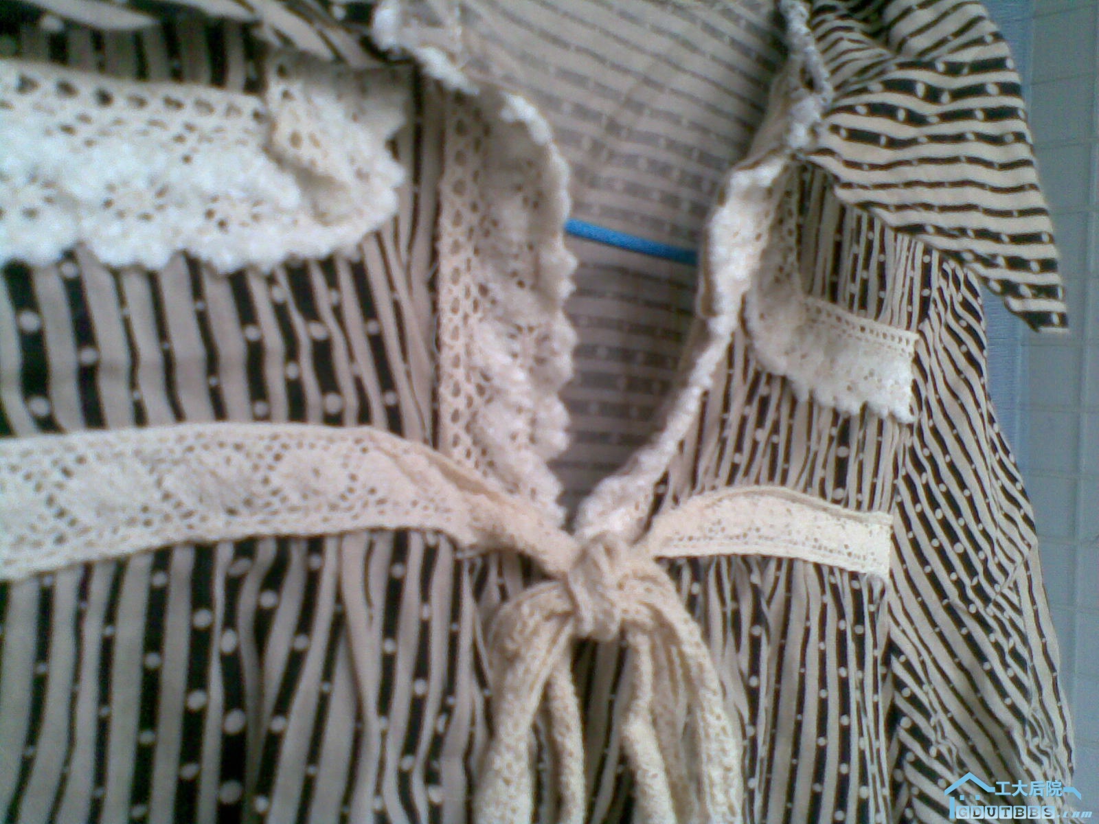 前面的蕾丝带可以打个蝴蝶结