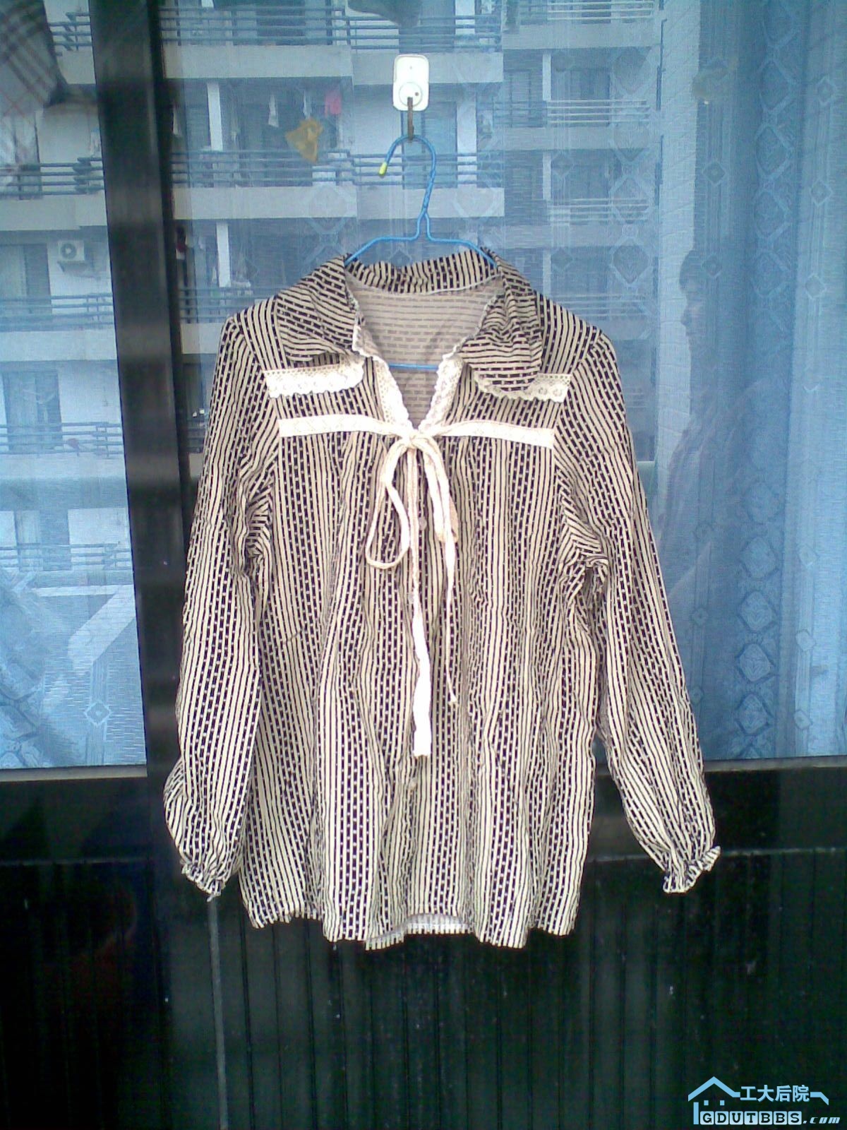 衣服宽松，但是肩膀处较窄，适合瘦一点的MM