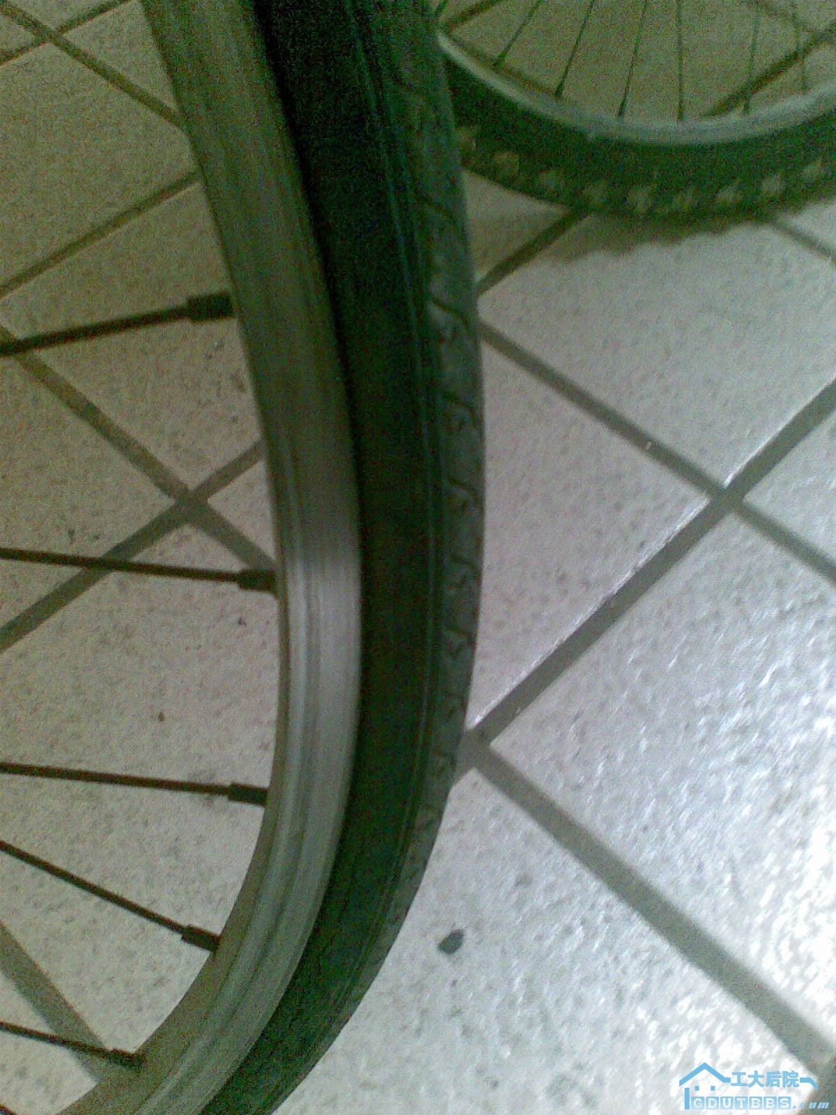 车胎和铝圈都很好的 两个车胎全新都要卖90  还有铝圈新的差不多30一个 两个都60了 这两种加起来都要150了全 ...