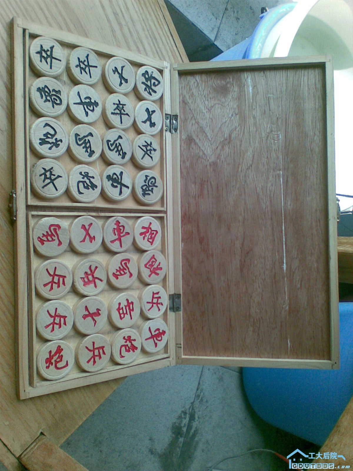 大一时候买的象棋  用过的次数用手指都可以数出来   5块