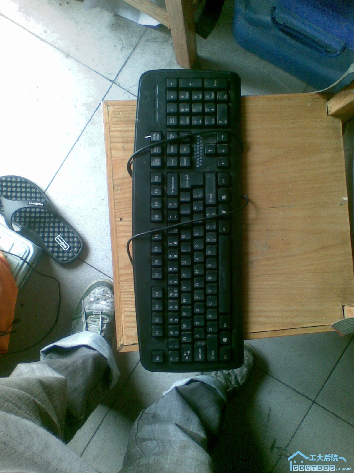 有几个键坏了的双飞燕键盘 有时会有用  可能哪里接触不良  供研究使用 懂得同学 弄弄可能就可以用 现出3块  ...