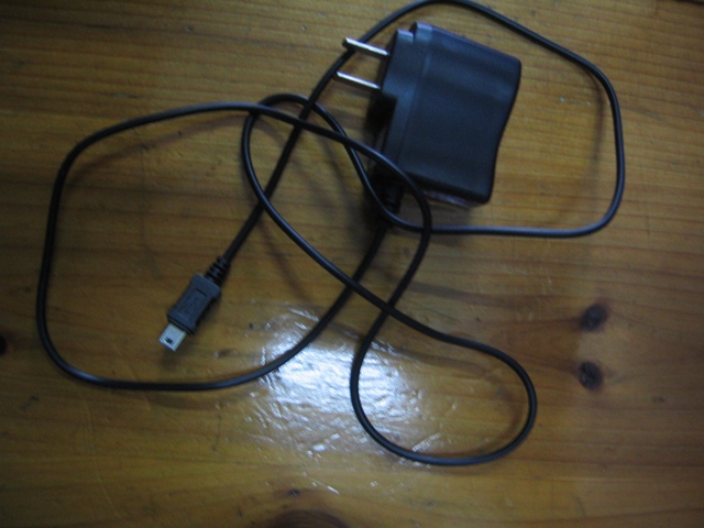 9 MOTO充电器，适合V3,A780,L6,E680,A668,A732 7元