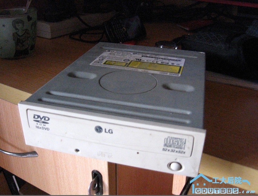 LG combo，刻CD成功率不高，就50元。另有14G硬盘一个，出售诚意不大