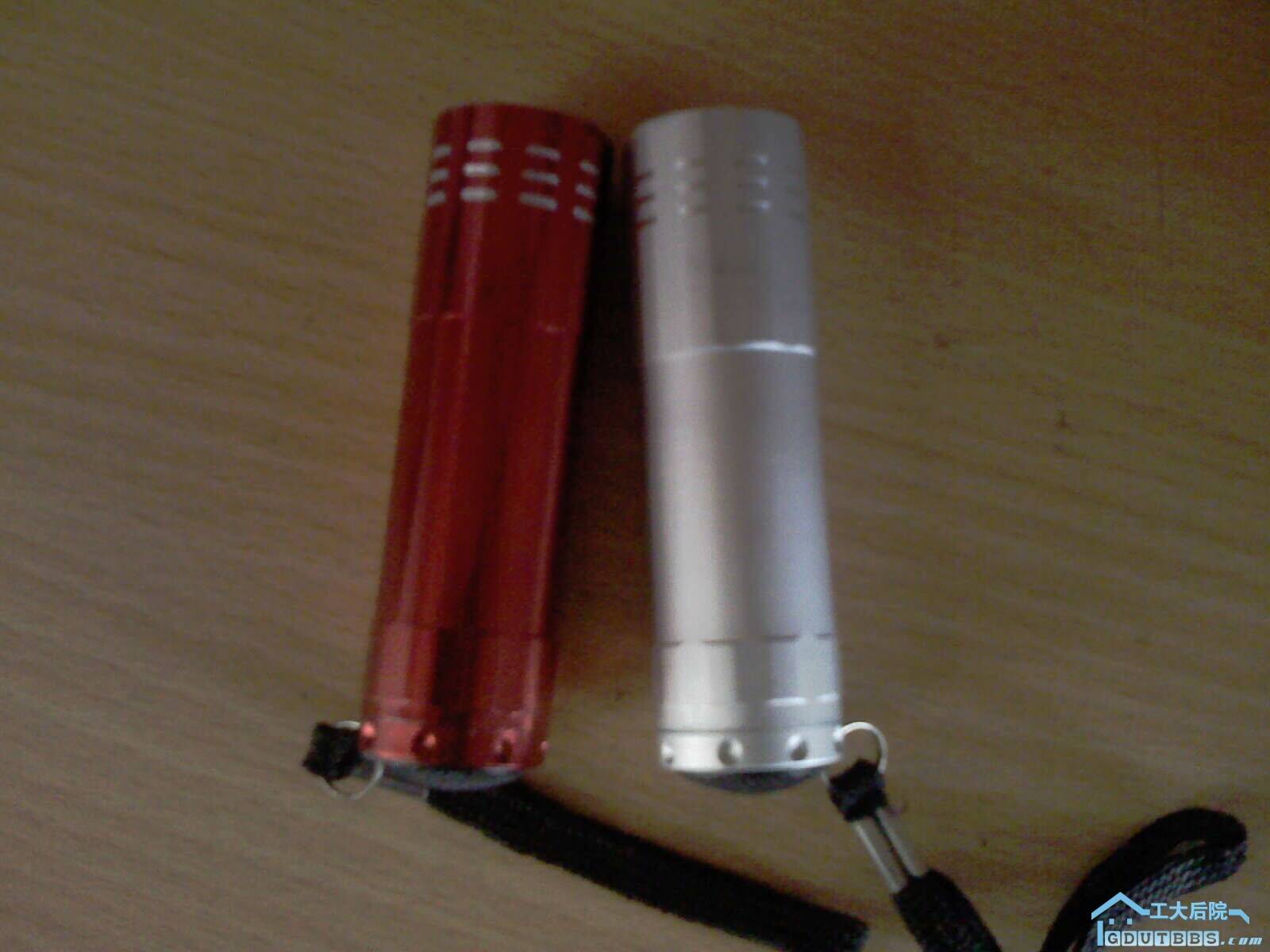 led电筒，效果还不错，全国大运会的道具，红色那只有点问题，买白色的就送红色的，5元~ ... ... ... ... .. ...