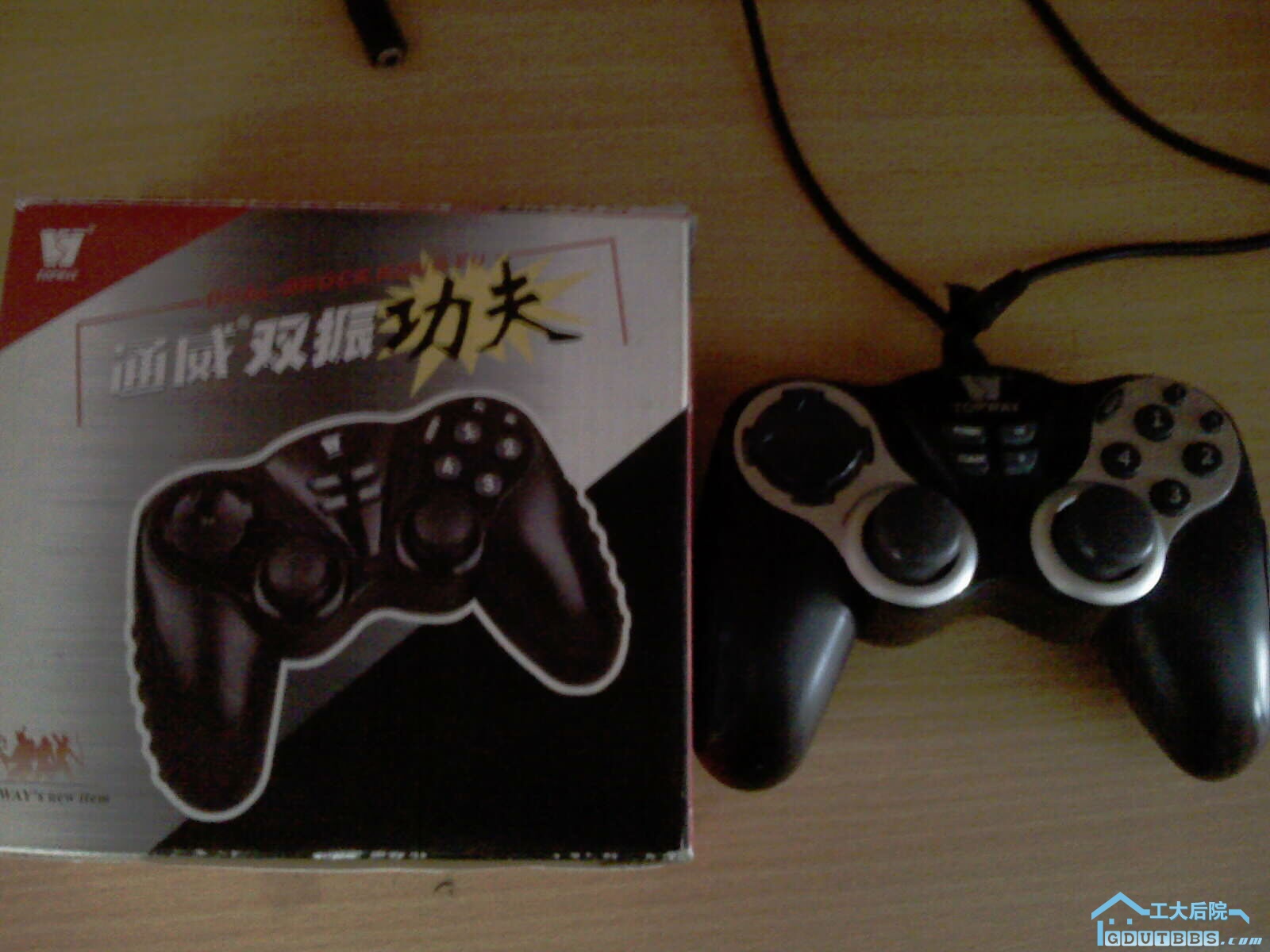 通威双振动游戏手柄，接口线开了，不过不影响使用，8元出~