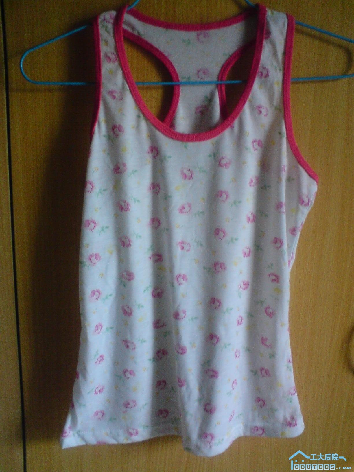 可爱背心，可惜觉得有点小～6块大洋
