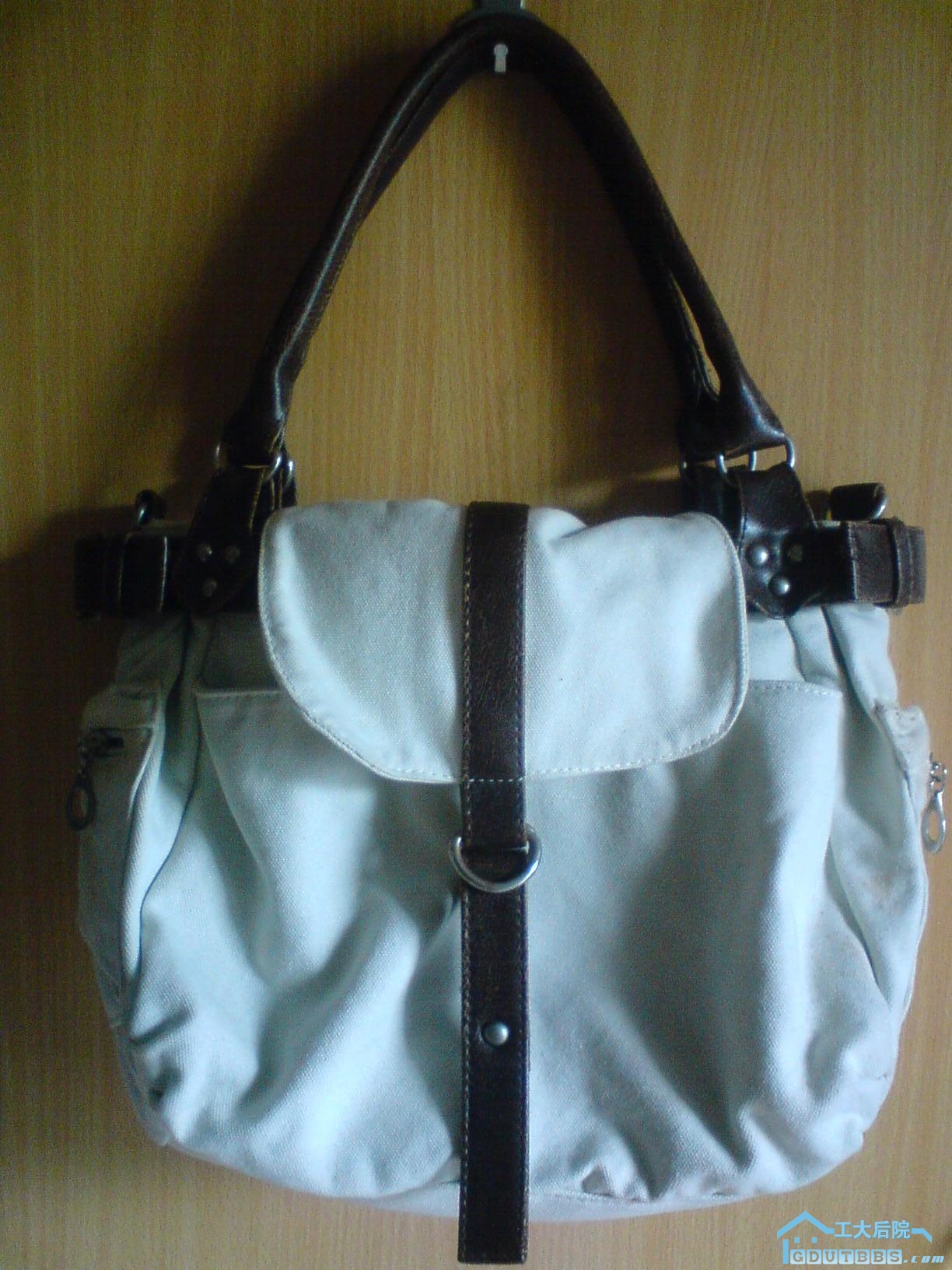 包包是帆布材质，部分地方因洗水有一点泛黄。价格15大洋～这是正面