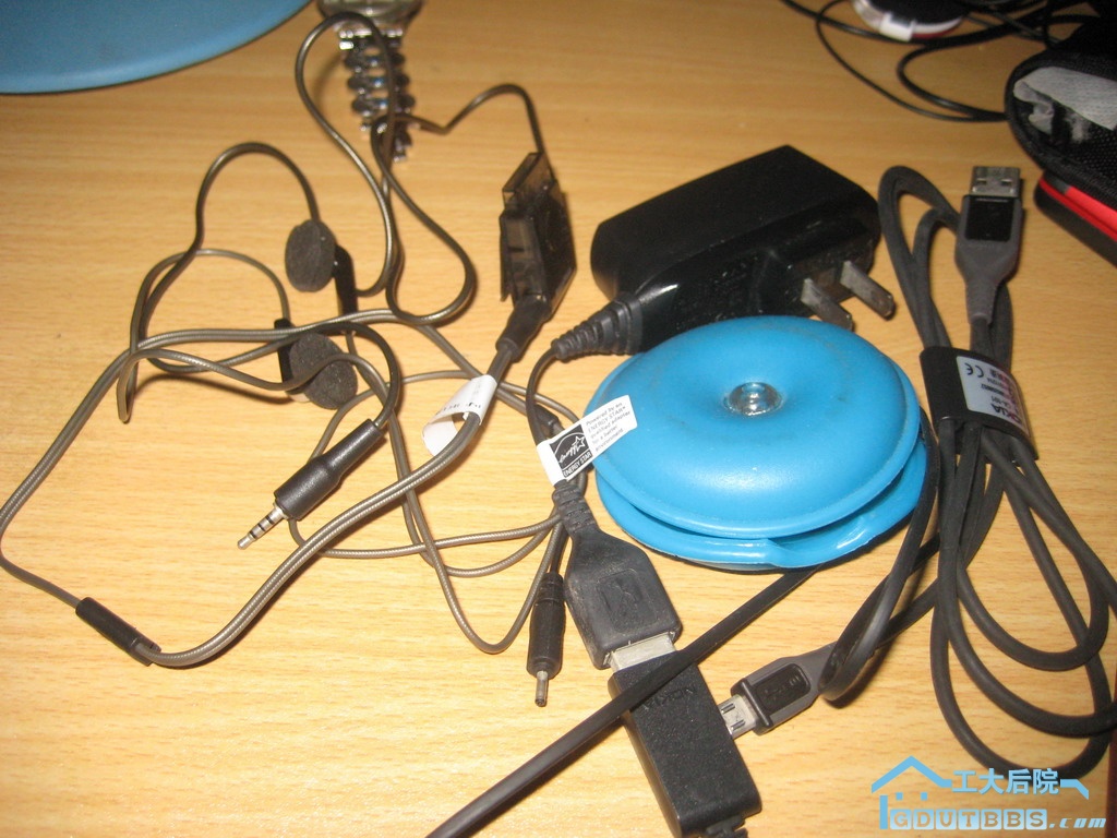 所有配件：耳机，充电器，数据线