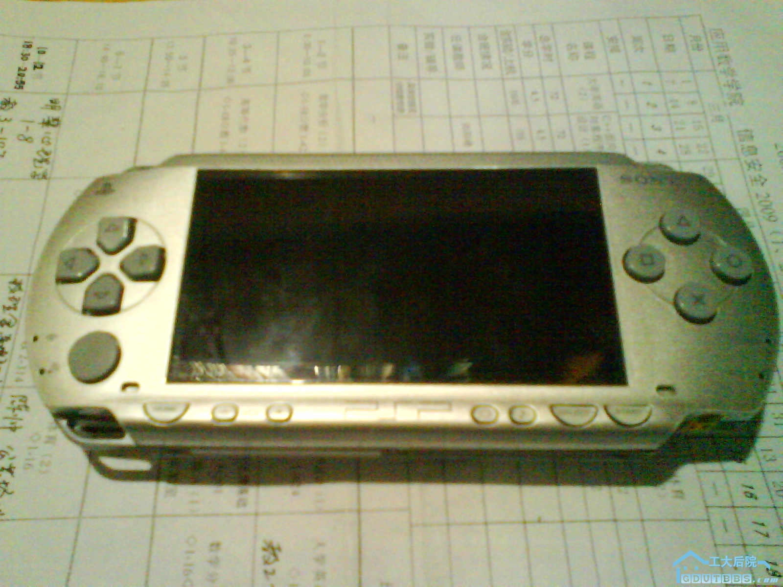 银色，后面的钢圈其花无比，所以，别看后面了