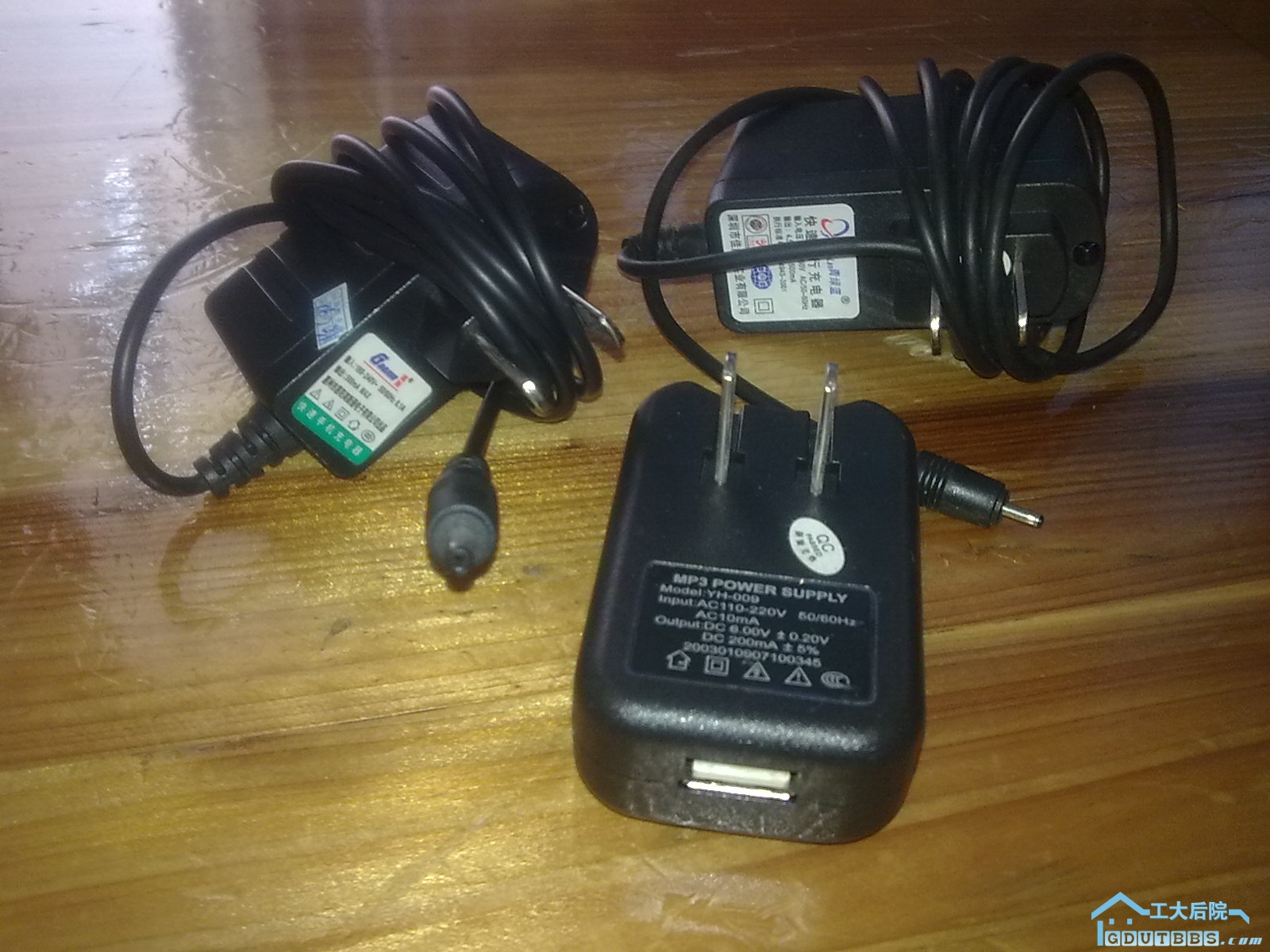 一个MP3通用充电器4元出，不带USB线