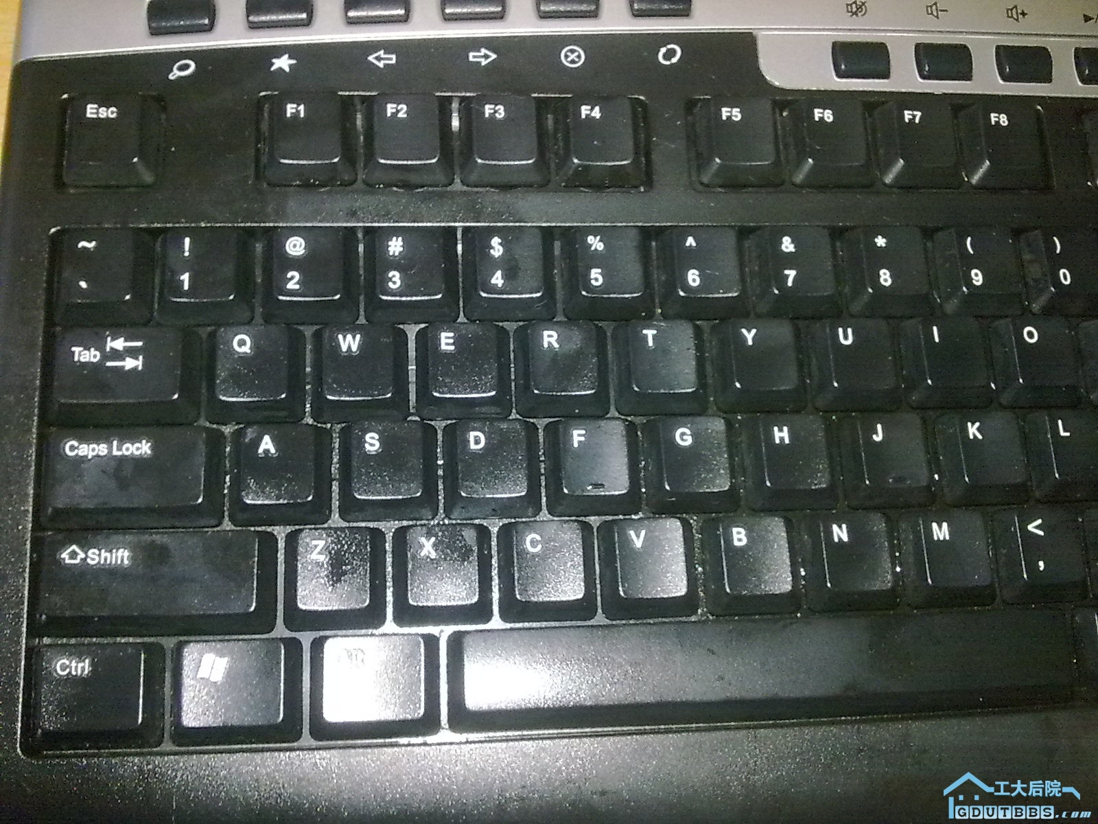 罗技标准键盘，主要毛病是按键弹起无力，貌似是因为油性液体侵入