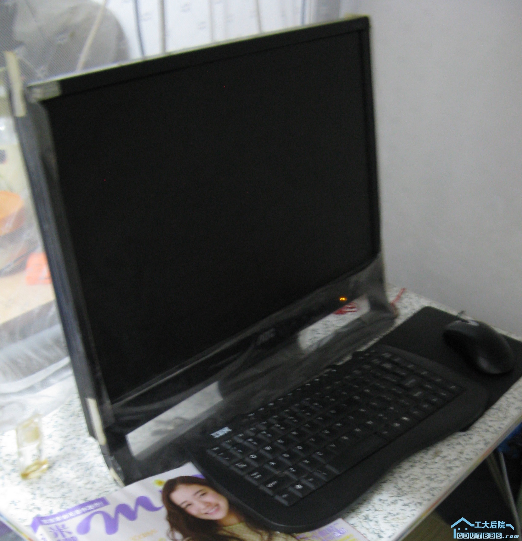 显示器。。还贴着膜~~