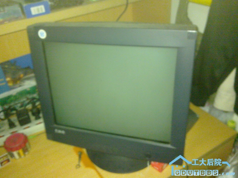 神州17寸纯平显示器