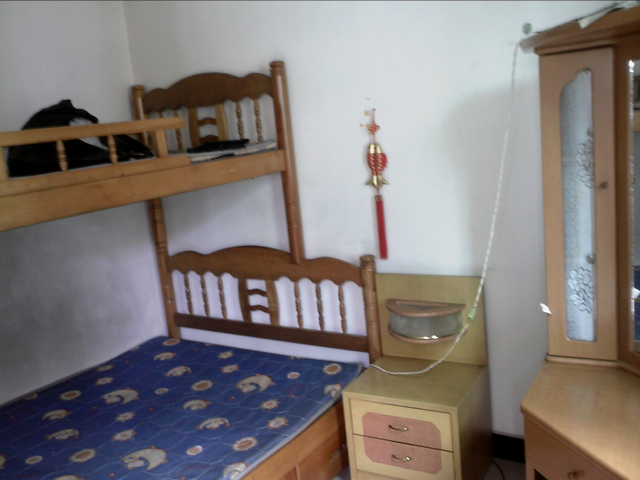 小房是双层床，两个人租大房的话，可以搬到大房