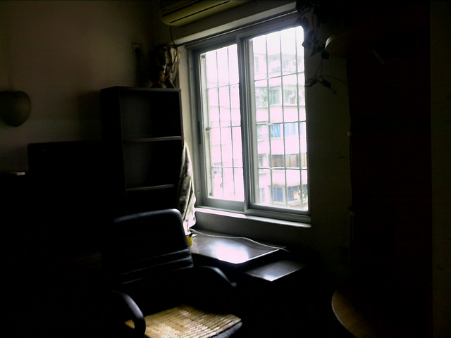 客房窗户，手机拍的图片（逆光比较暗）