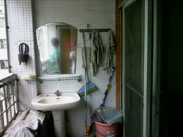 阳台，有一个卫浴