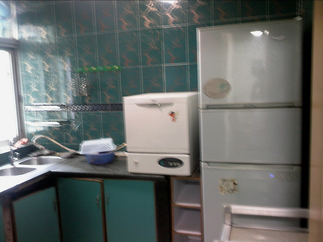 厨房，有冰箱和碗柜