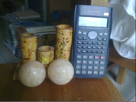 计算器笔筒和石球.jpg