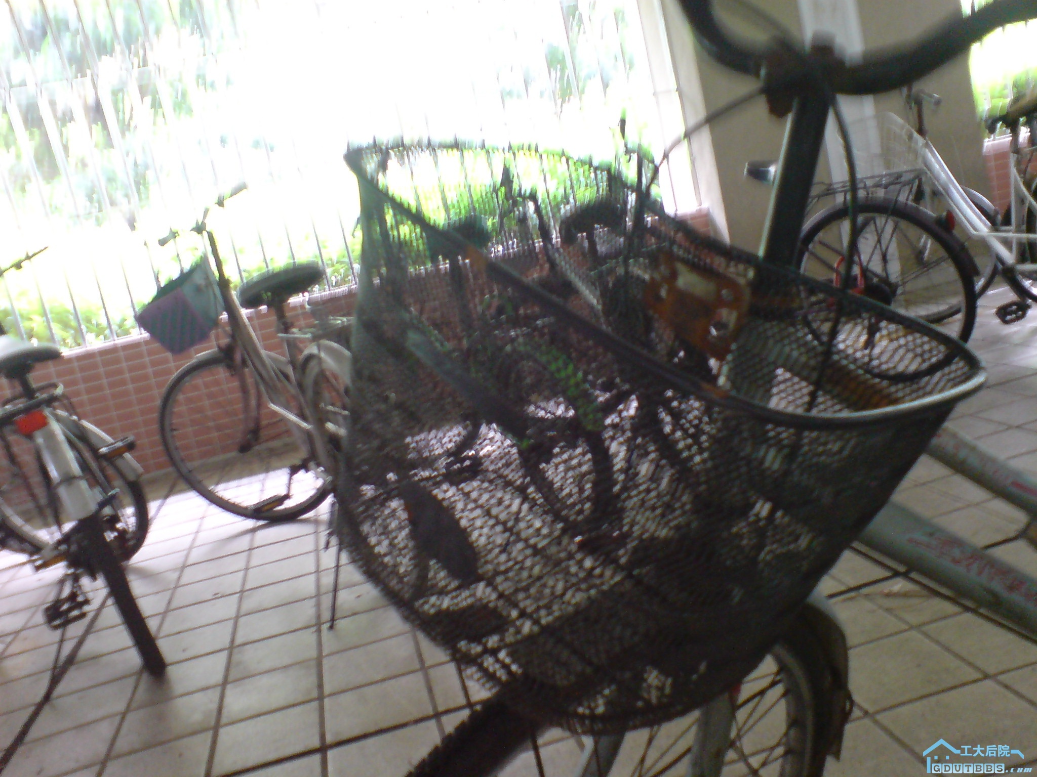 篮子被挤压地有些凹，但质量还OK，比较耐用