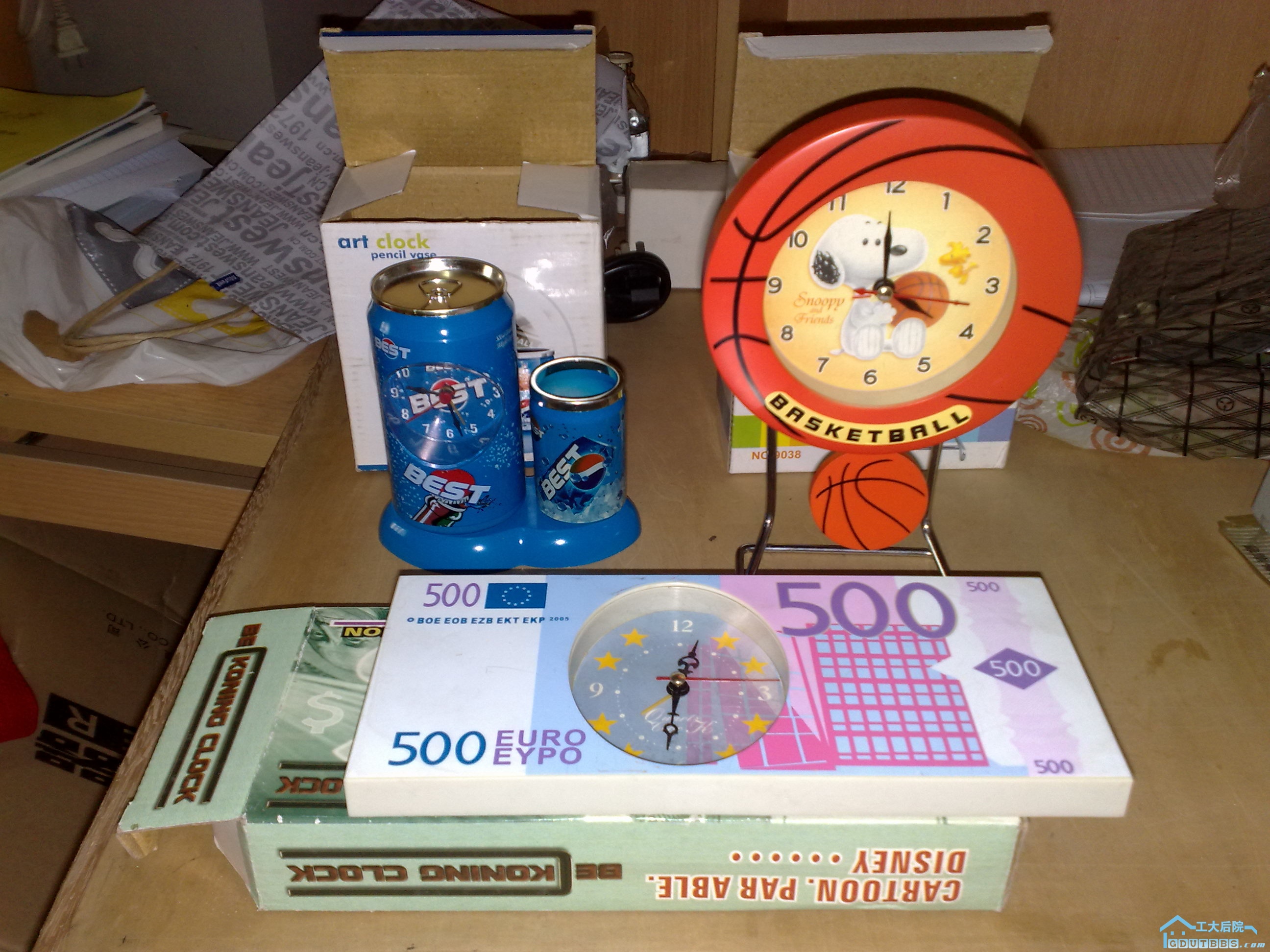 开格子店的残留的时钟，可能运输过程碰撞搞坏了，1元1个