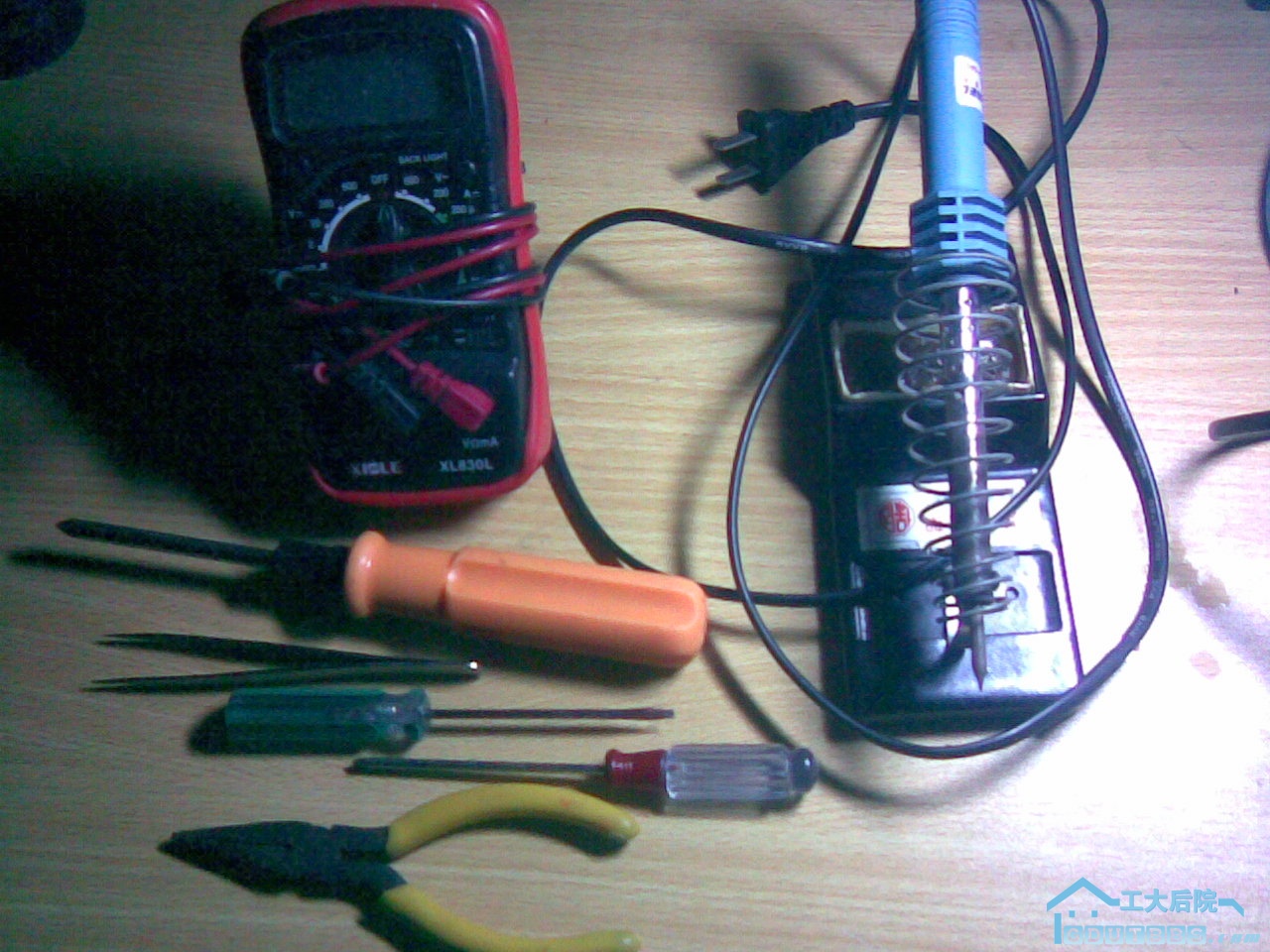 一套电子工具（万用表已出）8元