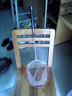 羽毛球拍（单拍）20元，还有差点球拍的就几块一个吧