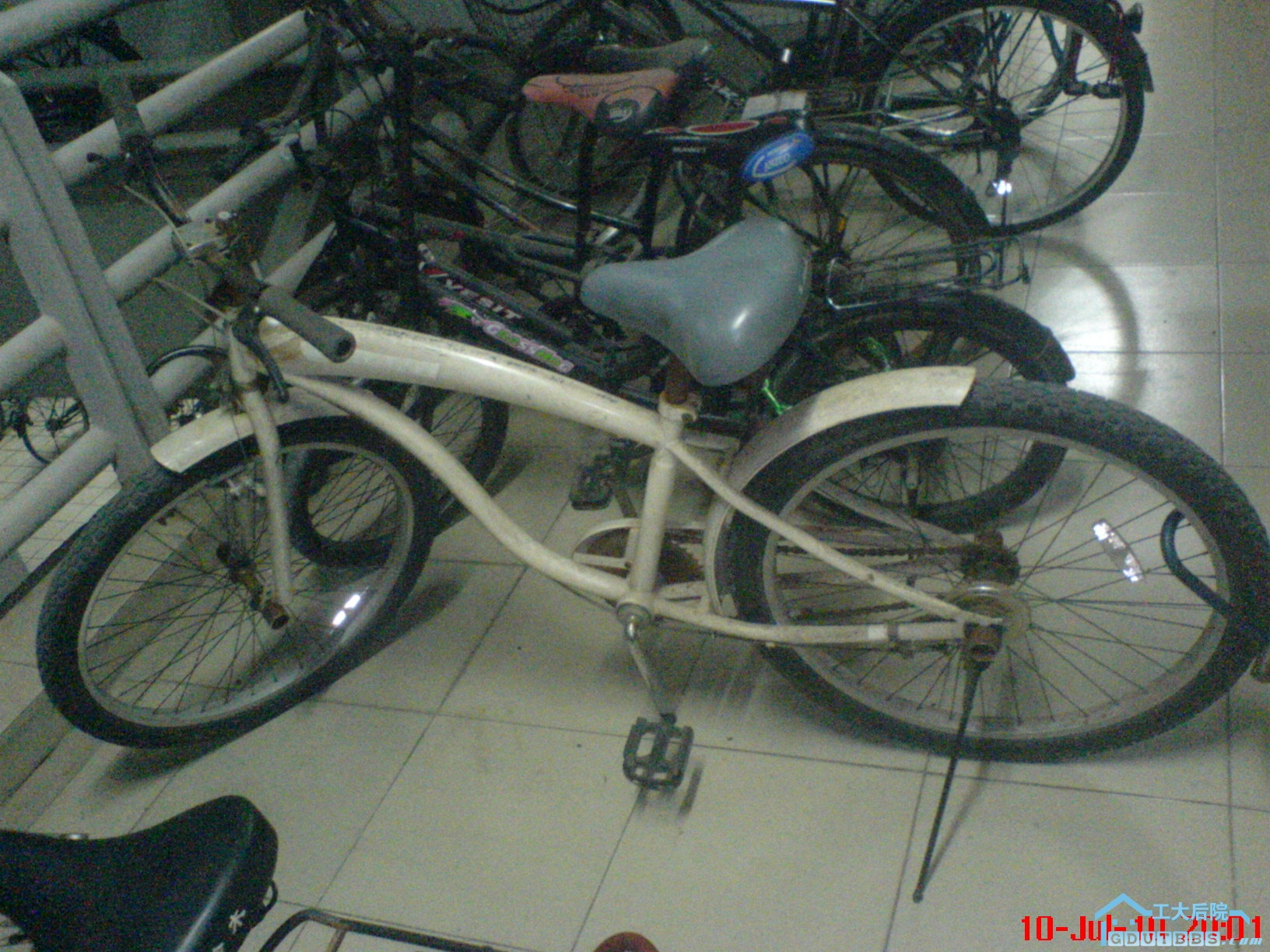 捷安特单车，新旧自己看，无痛无病，要价80，右手把泡棉脱离，整体健康