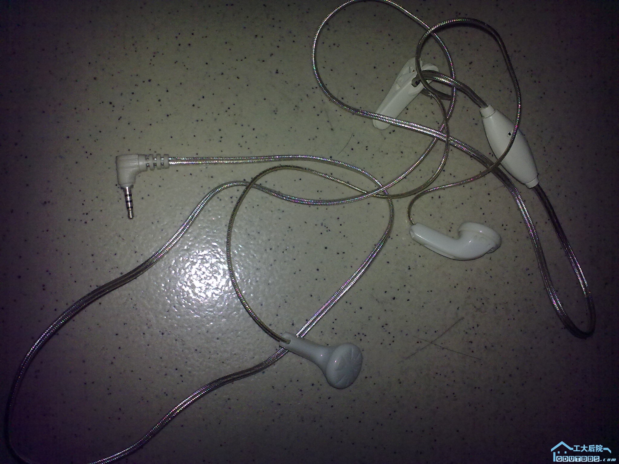 小插头耳机2块，好像一边坏了