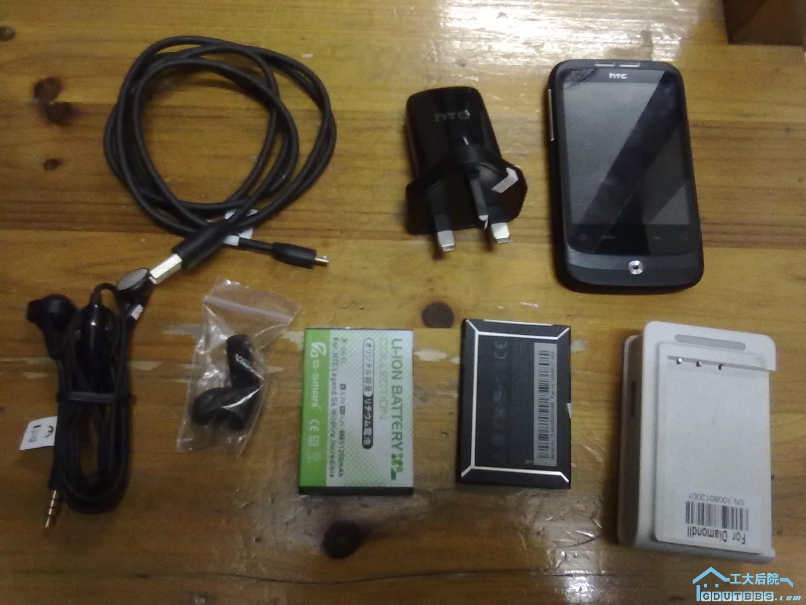 数据线，手机，耳机，电池X2，充电器X2