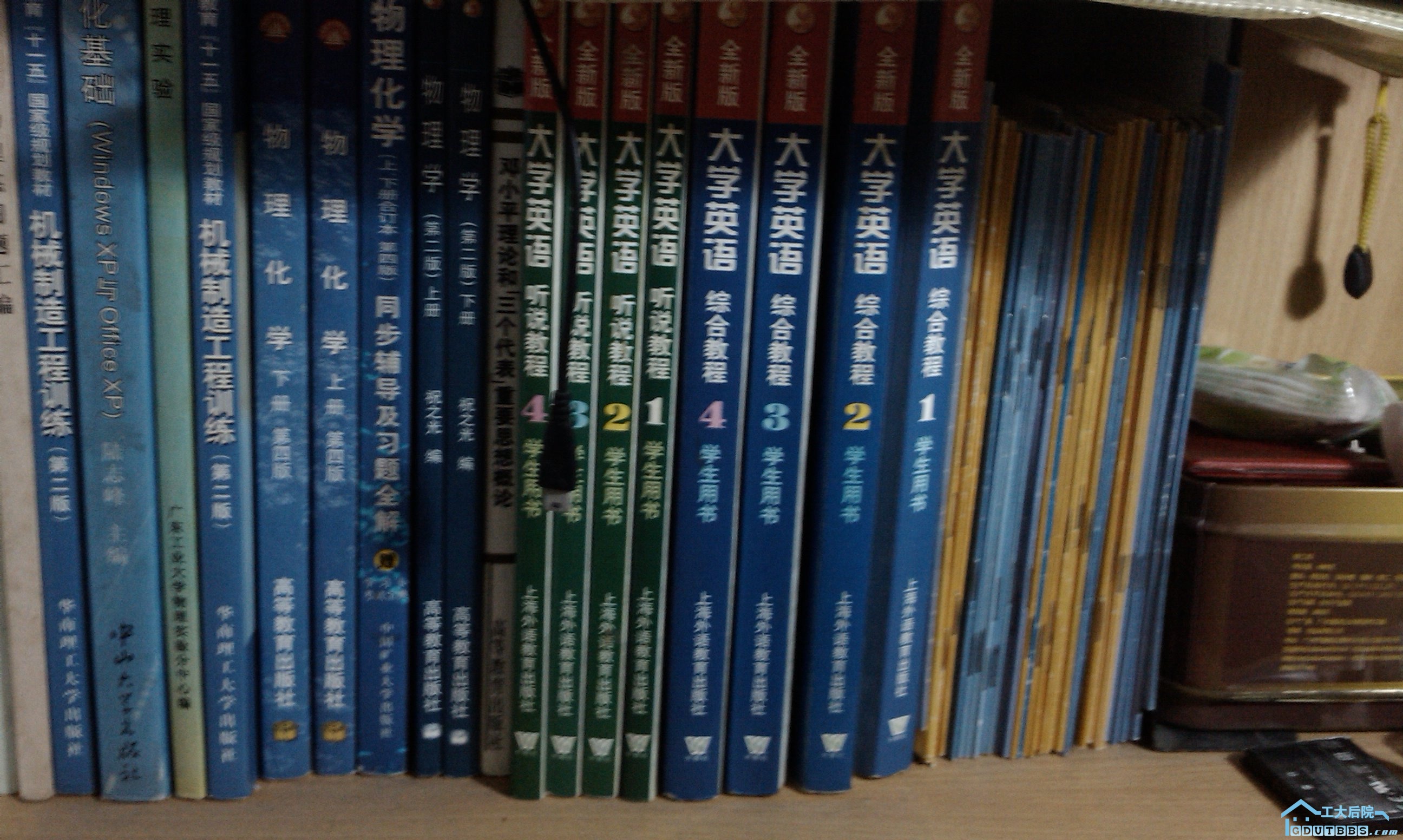 教科书，有看上的就带个可乐或者王老吉过来拿。