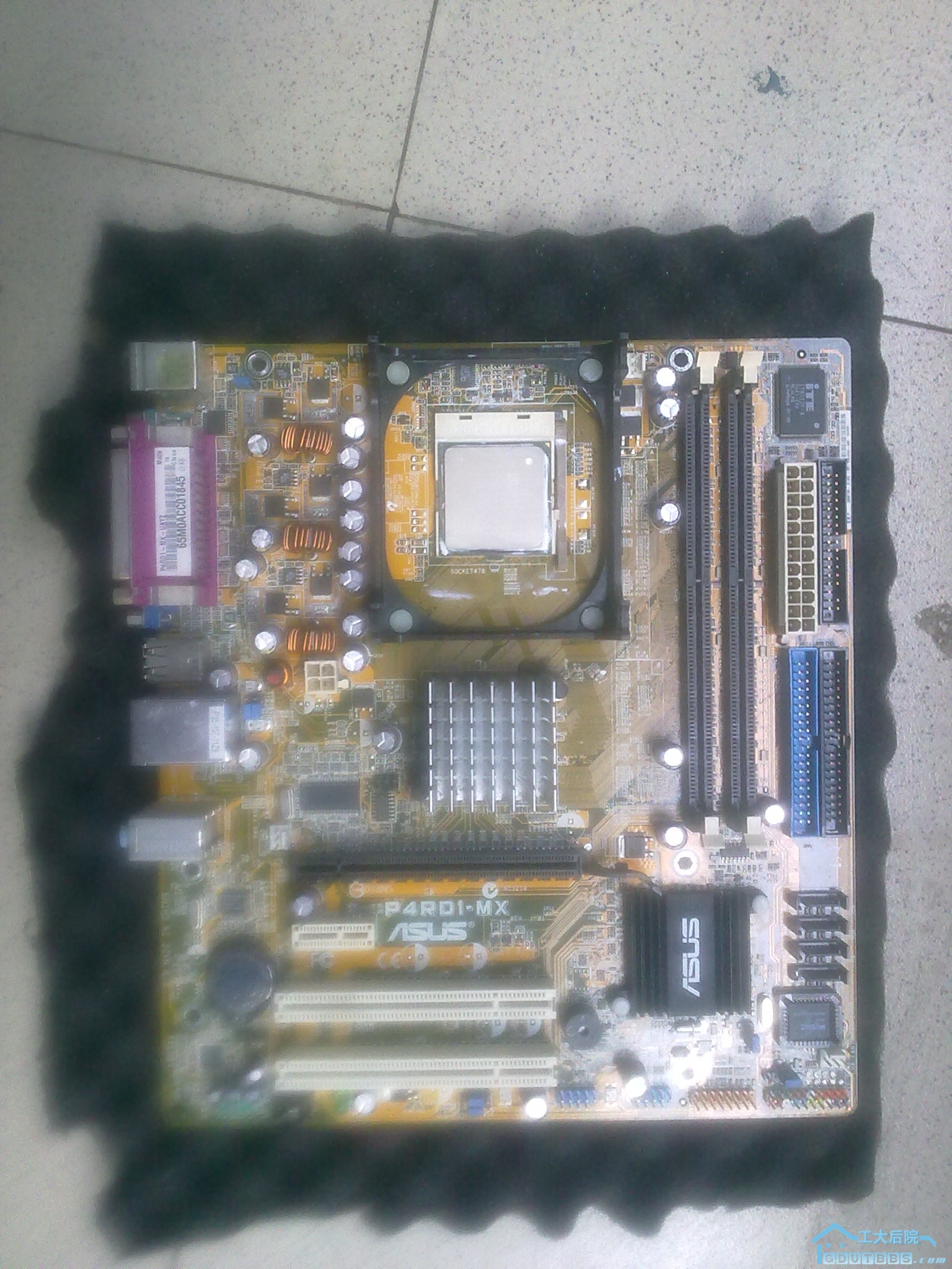 915主板~~478接口~罕见带有PCI-E接口的478主板