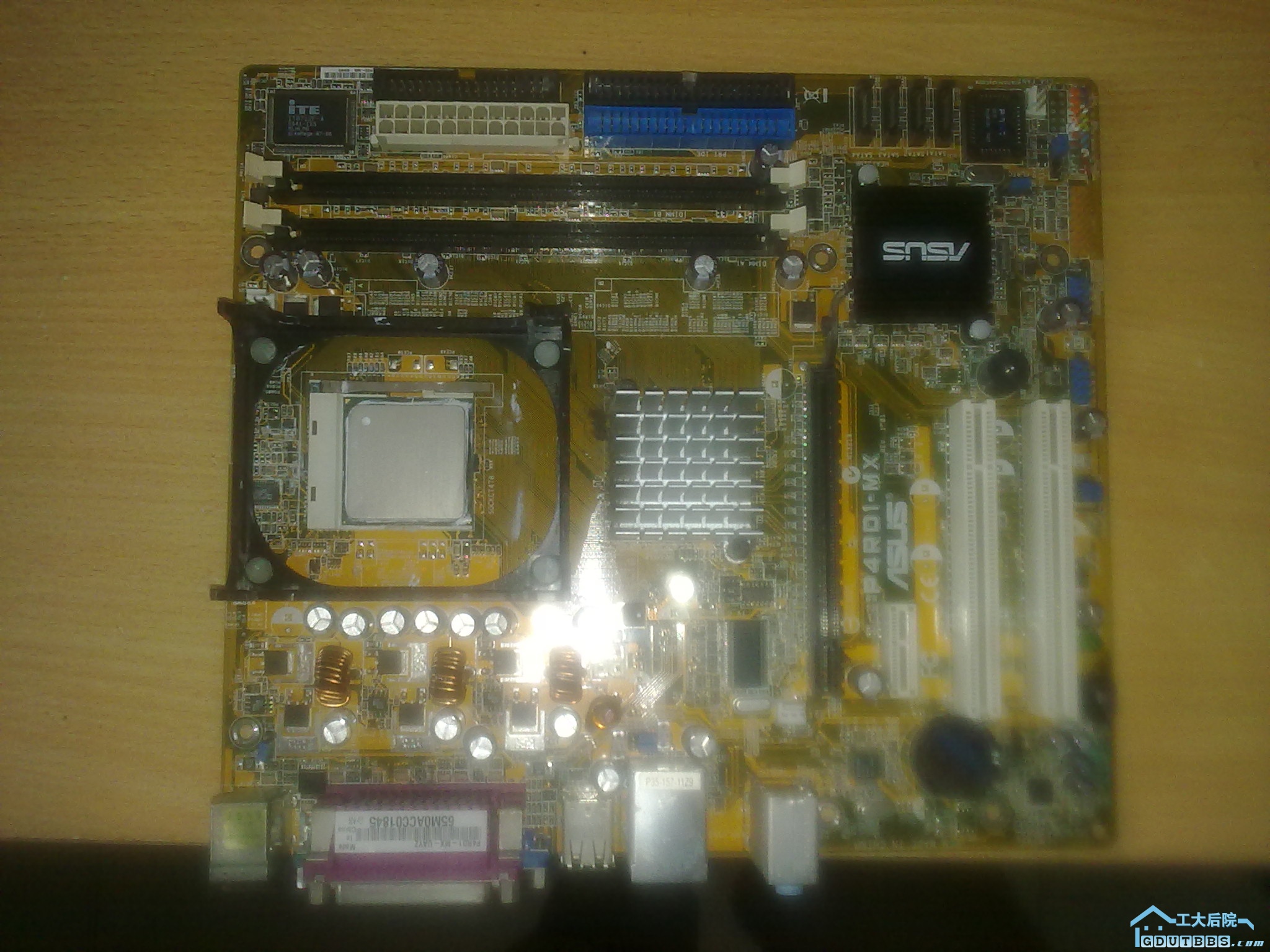 915主板~~478接口~罕见带有PCI-E接口的478主板