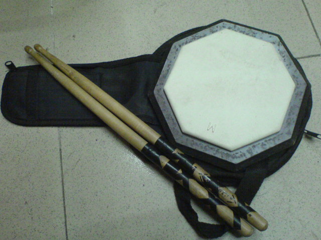 一个鼓板，以前练习用的，练的少，后来没有用了，买来160，有兴趣的同学联系我咯。呵呵。