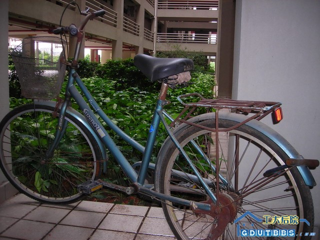 1：自行车1辆，前轮漏气，其它没事，60块。欢迎到东二看车。