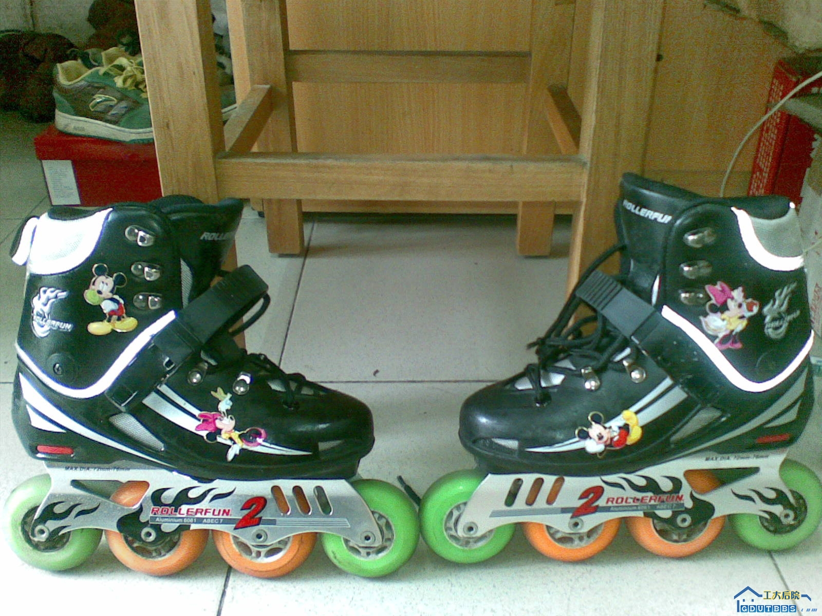 轮滑鞋.jpg