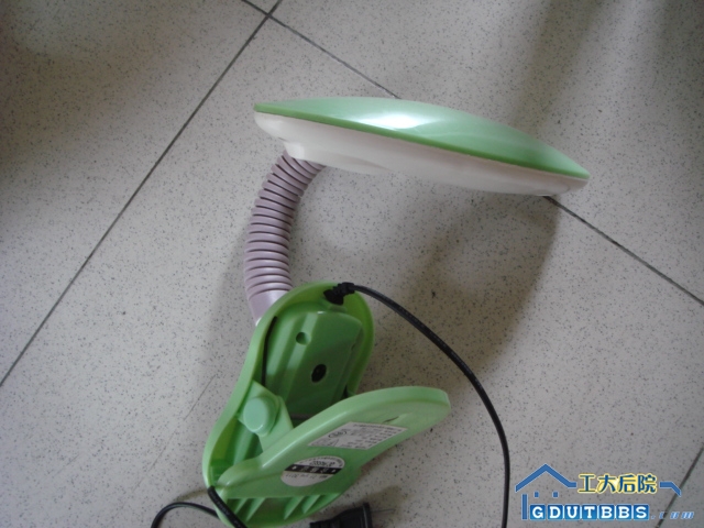 台灯（灯管坏了）　３元