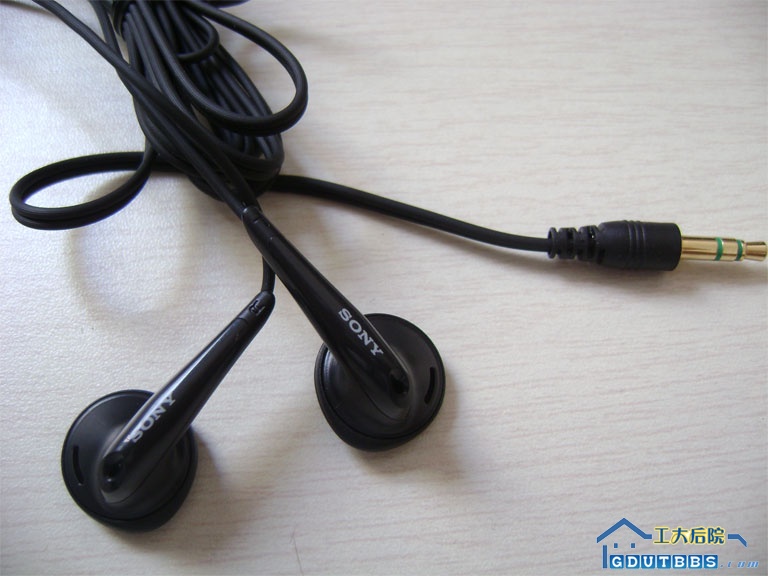 sony e0921,侧重于中高音的耳塞，３５元