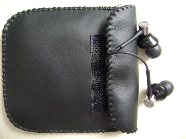 sony ex082,入耳的设计，带起来舒服，声音也挺全面，很多烧友都拿它当后备塞用.90元