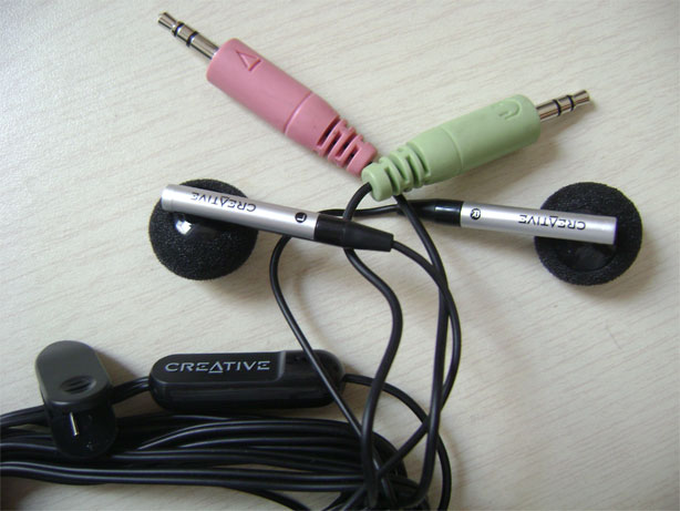 创新的的带麦耳塞，线长超过两米，带的是比较好的麦，讲话特清晰．４５元