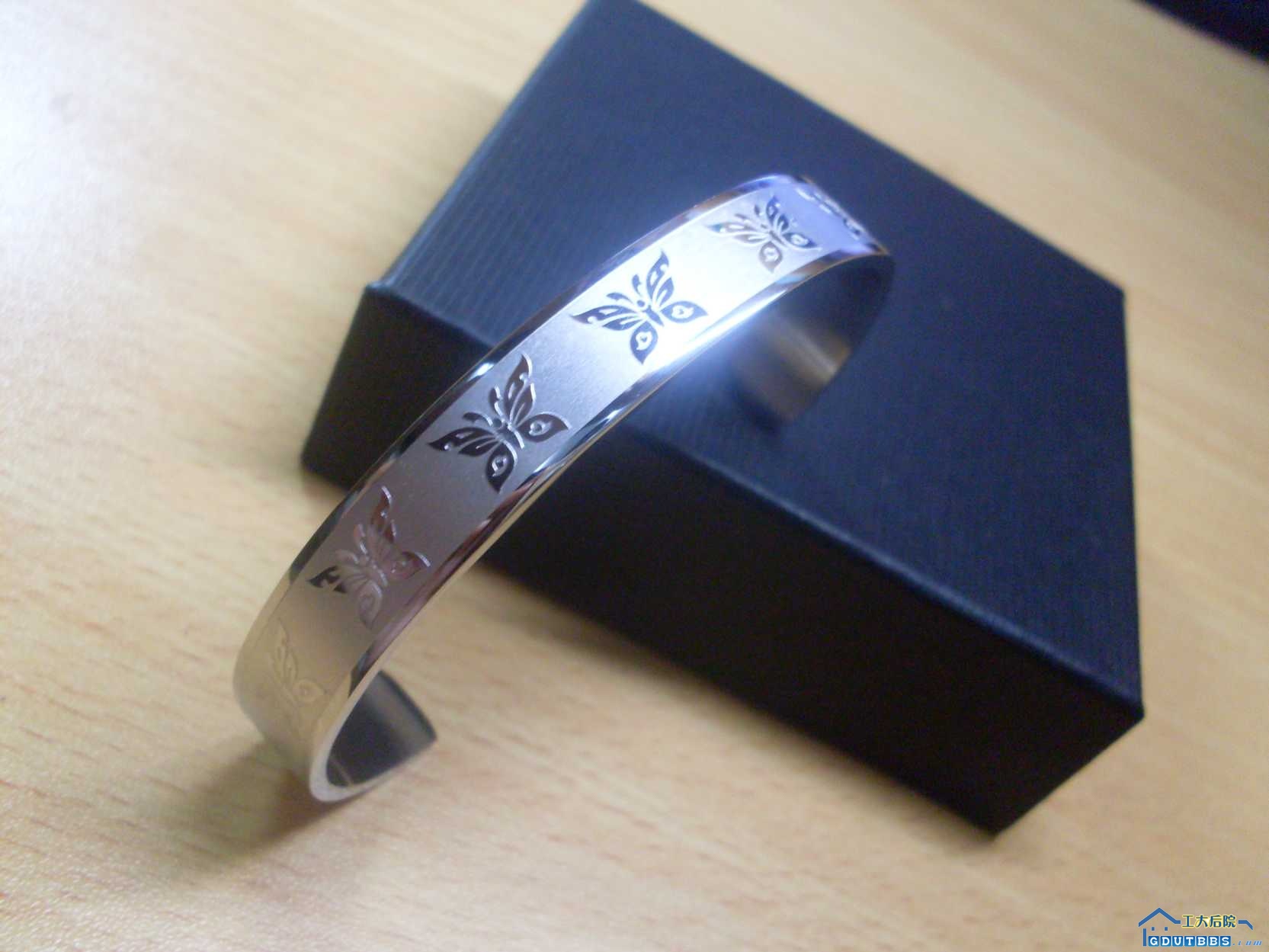 钢质蝴蝶镯售价18