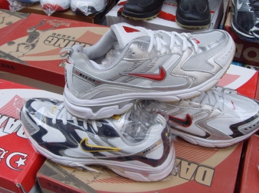 专业跑步鞋,亏本甩卖60块一对,