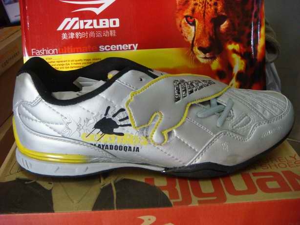 专业运动鞋,亏本甩卖35块一对