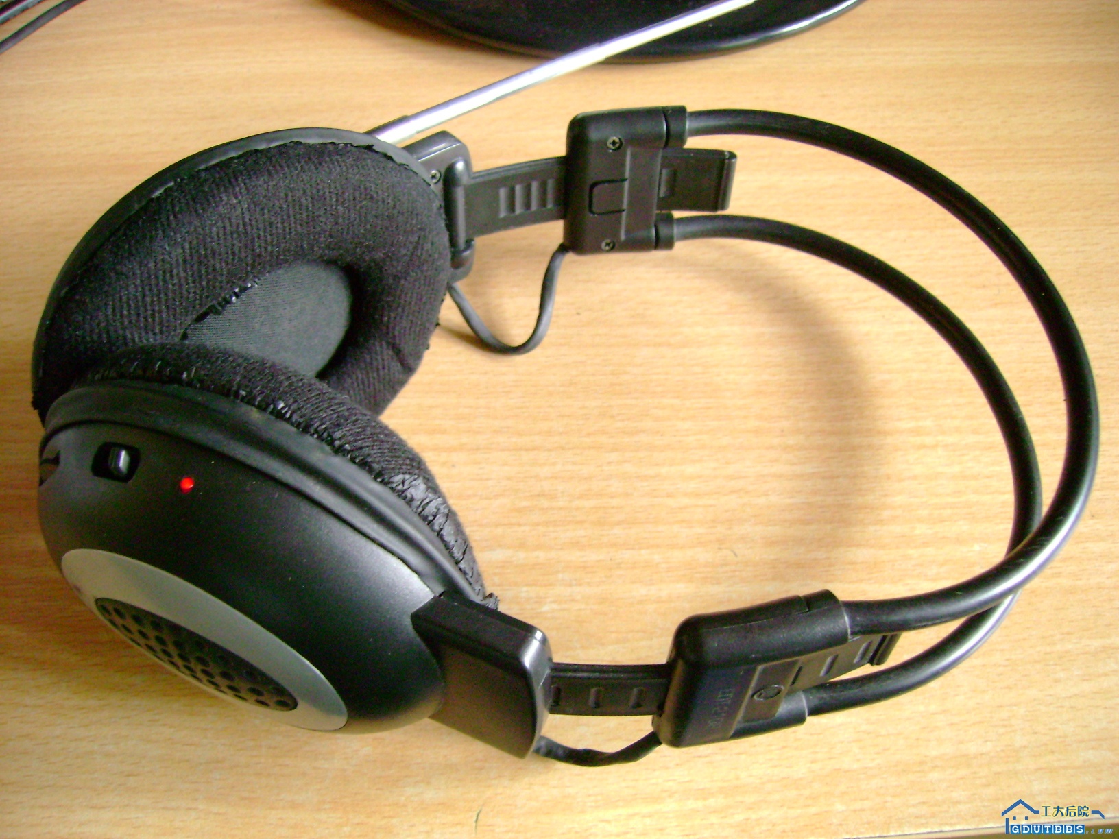 四六级耳机也能听收音 音量超大 出5元 加多5元送3个7号充电电池